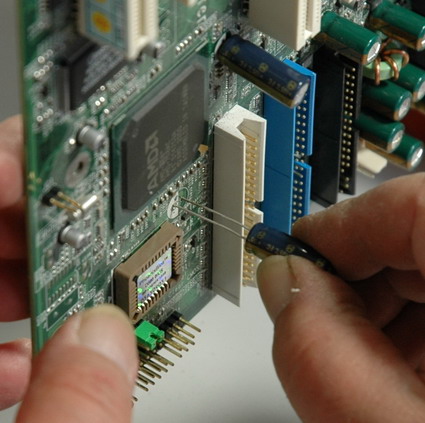 tankado_com_hasarli_elektrolitik_kondansatorleri_degistirmek (1) Kapasitörleri yerleştirirken kutuplara kesinlikle dikkat edin.