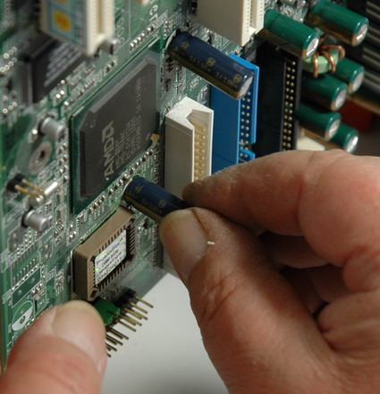 tankado_com_hasarli_elektrolitik_kondansatorleri_degistirmek (2) Kapasitörleri yerleştirirken kutuplara kesinlikle dikkat edin.