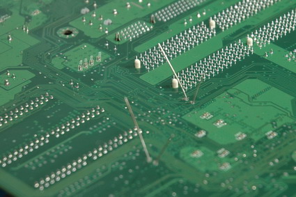 tankado_com_hasarli_elektrolitik_kondansatorleri_degistirmek (3) Kapasitörü deliklerden sonuna kadar geçirin.