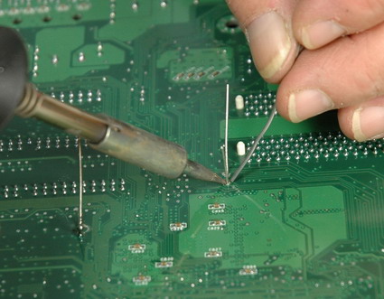 tankado_com_hasarli_elektrolitik_kondansatorleri_degistirmek (5) Kapasitörleri lehimliyoruz