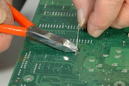 tankado_com_hasarli_elektrolitik_kondansatorleri_degistirmek (6) ...ve bacak tellerini kökünden kesiyoruz.