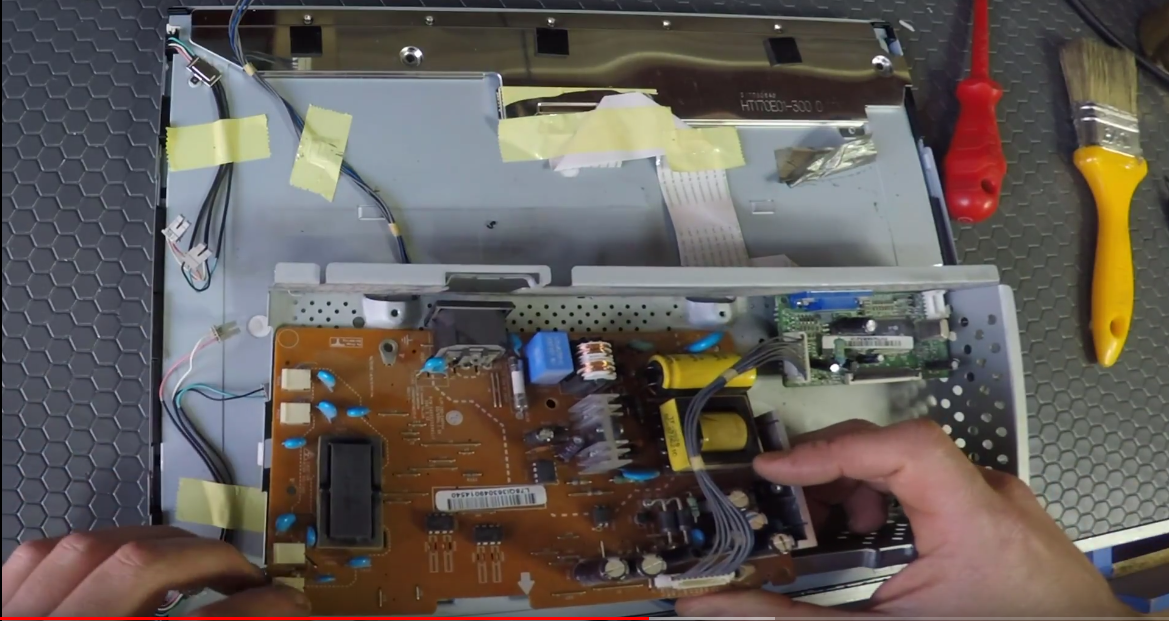 Video: LCD Monitör Tamiri 1 – Atlatma Direnci İle İnvertor Korumasını Devre Dışı Bırakmak